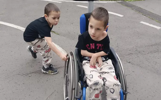 Pomozme Tádovi držet krok s bráchou