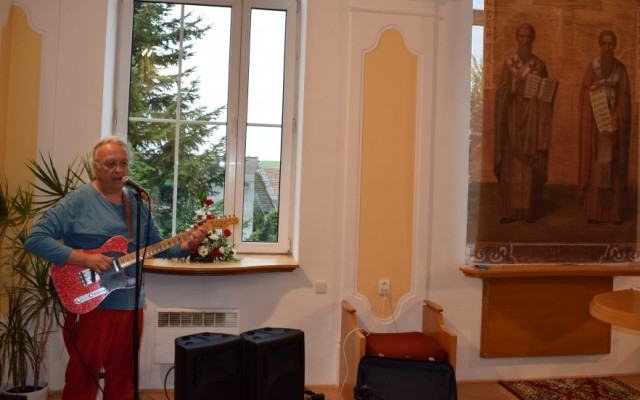 Speciální koncert Petra Linharta s procházkou po trati, po které nikdy nevyjely vlaky