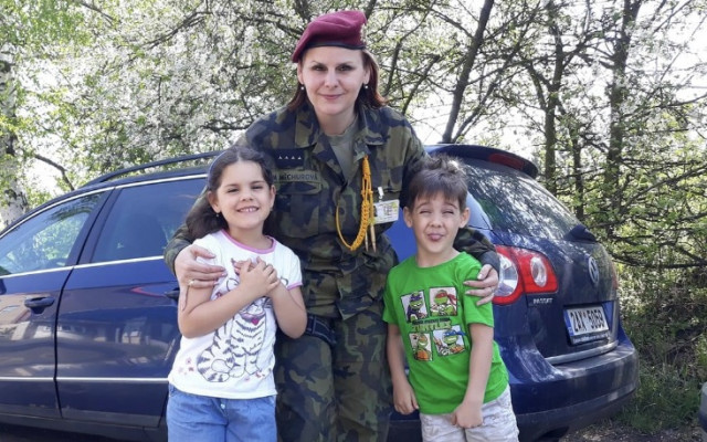 Sofince a Románkovi zemřel tatínek, pomozme dvojčatům v těžké životní situaci