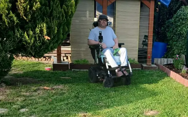 Pomoc s doplatkem na elektrický vozík a opravou nepojízdného auta