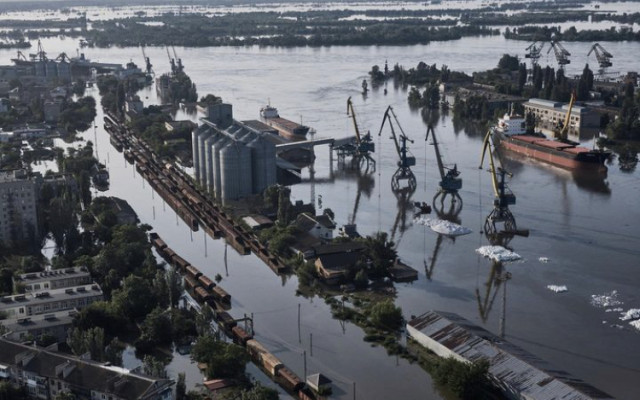 Pomoc obětem povodní po zničení přehrady Kachovka na Ukrajině