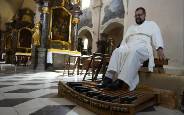 Hrací stůl a nové klaviatury pro strahovské varhany