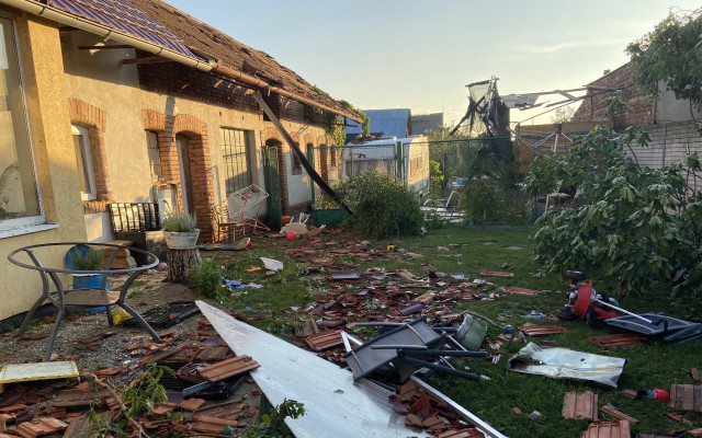 Pomoc rodinám Čapkových a Barbořákových z Hrušek, tornádo  zničilo střechy a auto