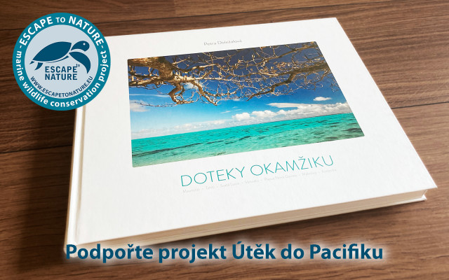 Kniha Doteky okamžiku s Petřiným podpisem