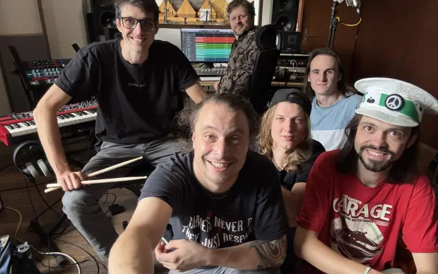 VEPŘOVÉ KOMETY: Buď s náma při porodu elpíčka