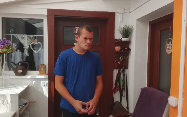 Filip potřebuje bezpečné místo. Jeho maminka potřebuje pomoc.