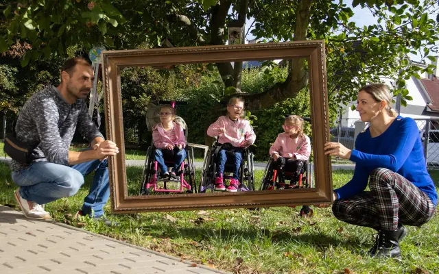 POMOC HANDICAPOVANÝM TROJČÁTKŮM