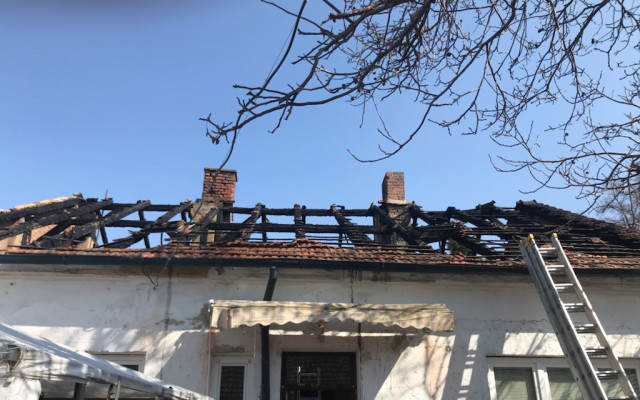 Pomoc po požáru střechy rodinného domu v brněnských Židenicích