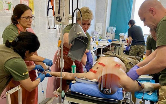 Mobilní nemocnice a rehabilitační centrum - pomoc tisícům zraněných ve válce