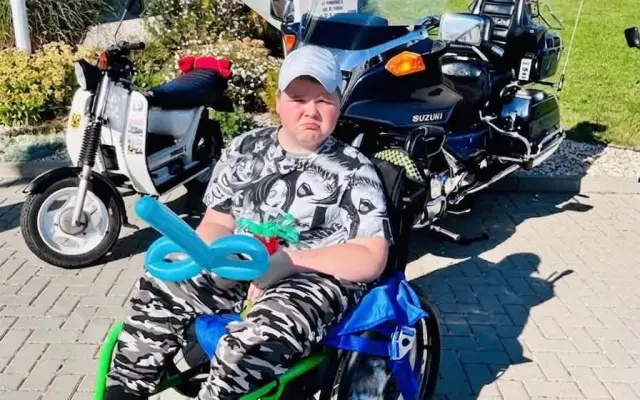 Auto s plošinou pro Patrika na vozíku