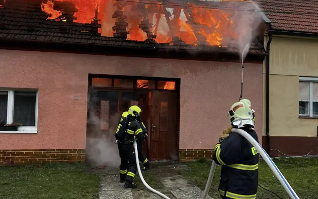 Požár nám vzal domov. Pomozte nám vrátit dětem střechu nad hlavou.