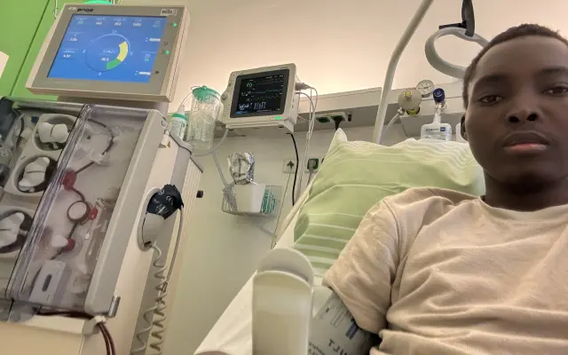 Pomozme studentovi Tajudeenovi vrátit se ke studiu a životu mimo nemocnici.