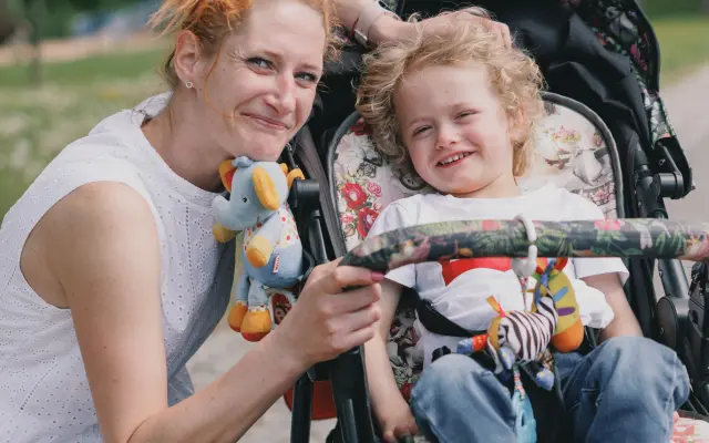 Pomoc Oliwerkovi vkročit do první třídy po svých nožičkách.