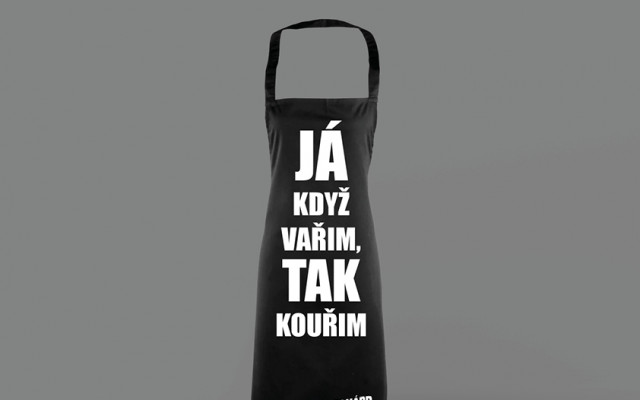 Kuchařská zástěra"JÁ KDYŽ VAŘIM, TAK KOUŘIM!"