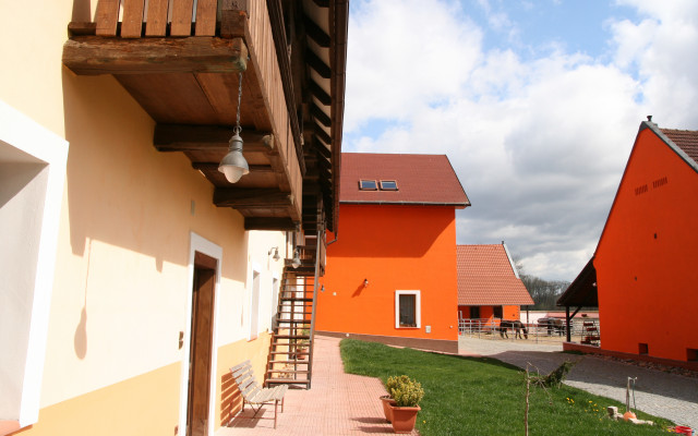 Ubytování v Podřipské farmě + prohlídka farmy