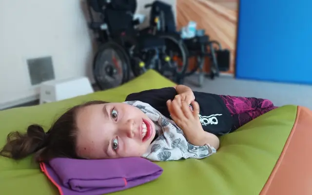 Neurorehabilitace a terapie pro Stelinku