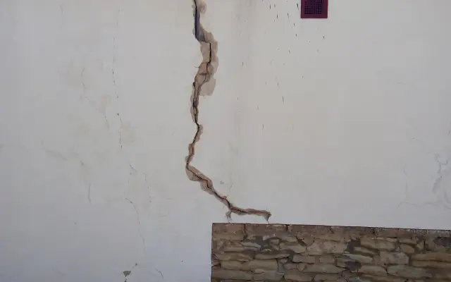 Bezpečný domov pro maminku s dětmi: oprava padající zdi