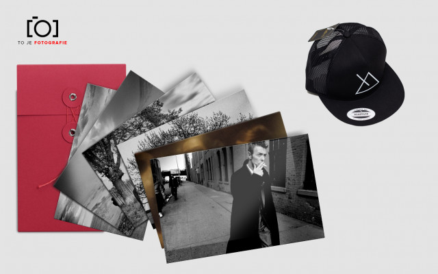 To je sada pohlednic s fotkami 400 ASA + stylová snapback kšiltovka