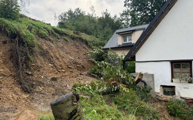 Manžele Hudcovi nevyplavila voda, ale zasypala podmáčená zem