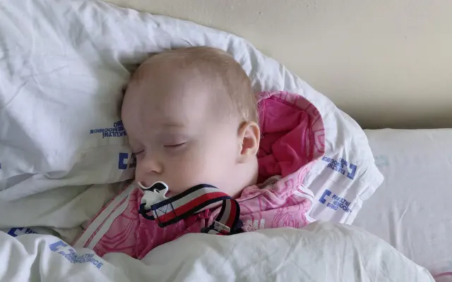 Pomozte babičce, která sama pečuje o roční nemocnou vnučku, překlenout těžké období