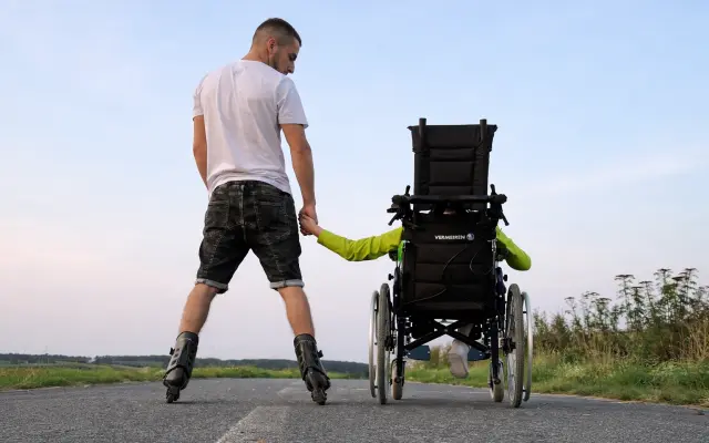 Pomozte Adámkovi na cestě k lepšímu životu