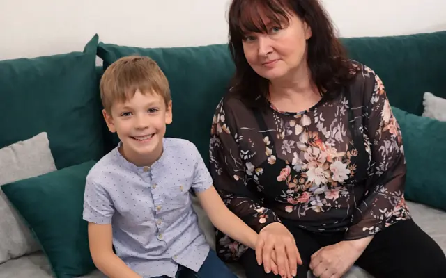 Naděje pro malého hrdinu: Pomozte babičce vychovat vnuka v bezpečí a lásce