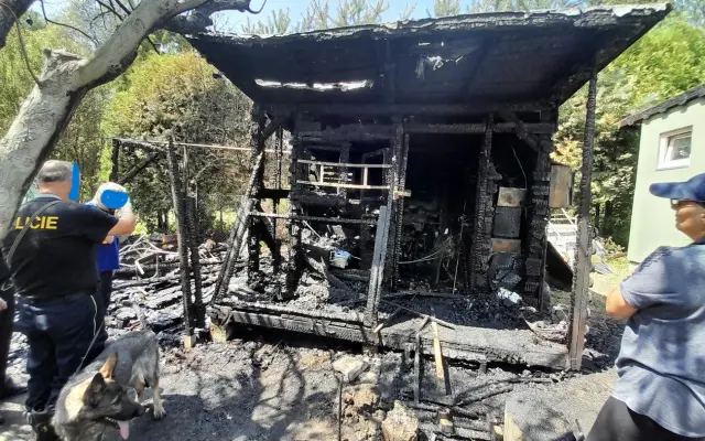 Prosím o pomoc mojí nemocné mamince, postavit znovu zahradní chatku po požáru.