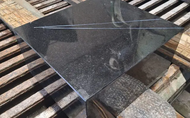 Vzpomínkový kámen na legendu hledačů pokladů Josefa Mužíka