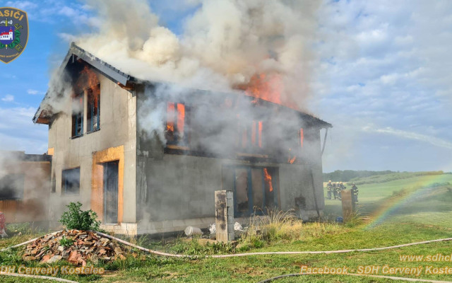 Finanční pomoc Elišce a Kubovi po požáru jejich dřevostavby
