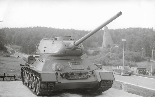 Na památník hrdinům z 2. sv. války a tank T-34/85