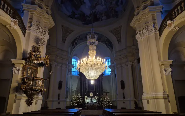 Velká oprava křišťálového lustr v hejnickém chrámu