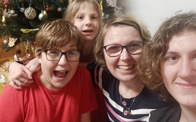 Maminka třech dětí s roztroušenou sklerózou potřebuje obstarat chod domácnosti