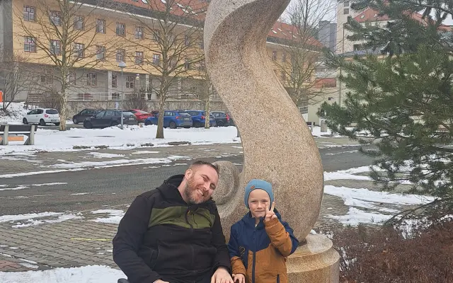 Táta na vozíku chce znovu stát na nohou pro svého syna