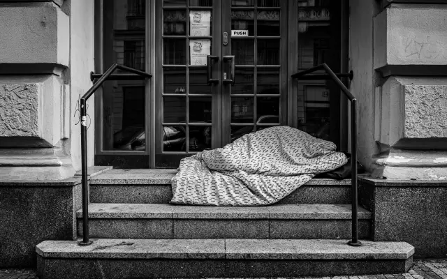 Bezdomovectví zabíjí. Podpořte výstavbu Pomníku lhostejnosti a vydání analýzy