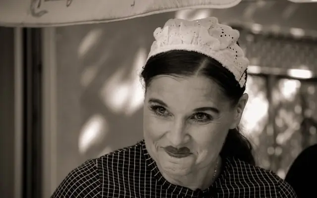 Role v seriálu Servírka v akci