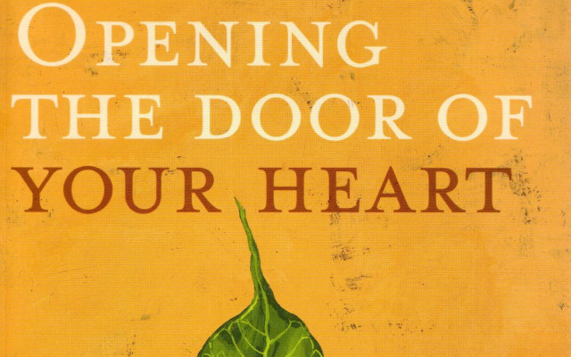Kniha „Opening the door of your heart“ s podpisem