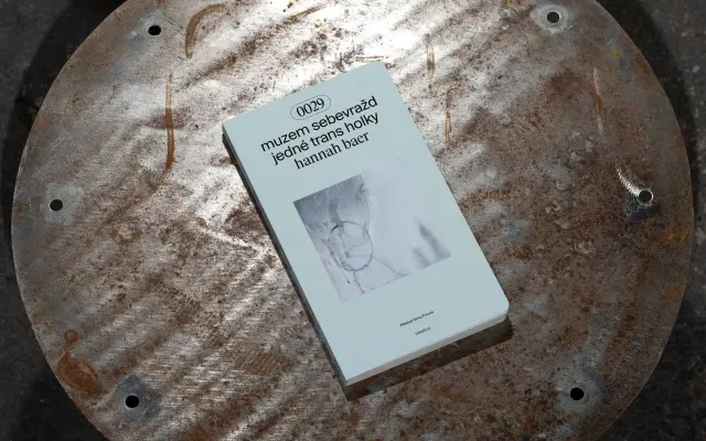 1x kniha hannah baer „muzeum sebevražd jedné trans holky"