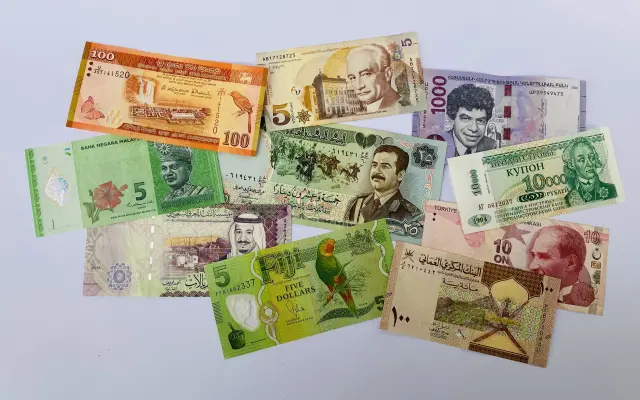 Kniha + sada deseti bankovek ze světa