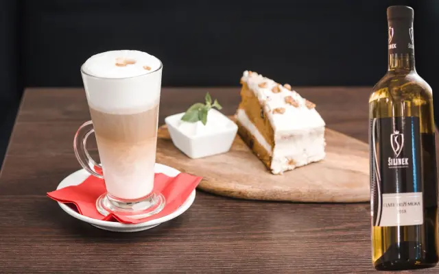 Láhev vína + sladká pauza pro dva