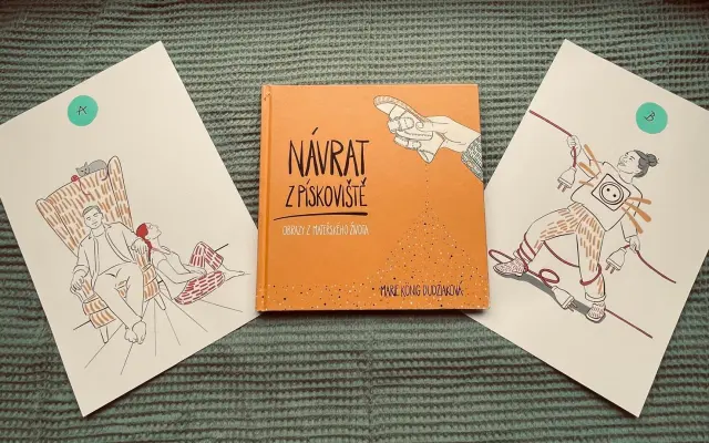 Plakát s ilustrací Marie König Dudziakové ve formátu A4 a její kniha Návrat z pískoviště