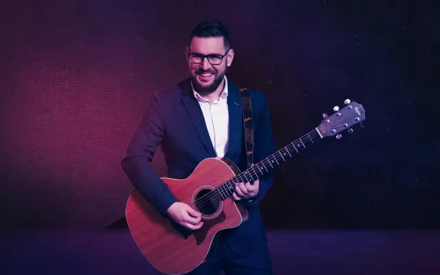 Matěj s kytarou na tvojí party