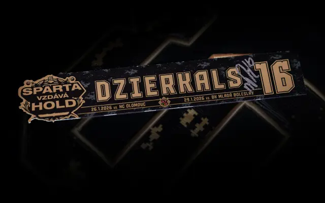 Podepsaná jmenovka vybraného hráče přímo z kabiny