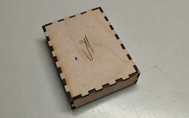 Jeden balíček karet Character deck s dřevěnou a laserem vyřezávanou krabičkou