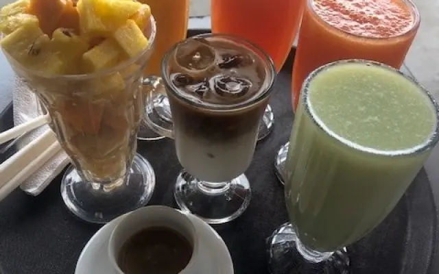 Místní lahodný drink z čerstvého ovoce a k tomu opičí a paví show