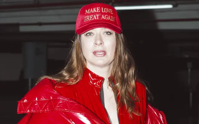 1x červená čepice Make love great again + 1x vstupenka na reprízu