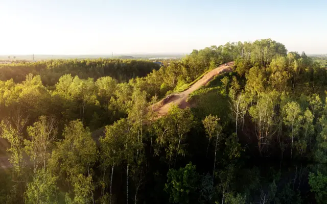 Komentovaná procházka přes haldu Emu a haldu Terezii s naším střihačem a znalcem Haldařského území Kryštofem Grendysou.