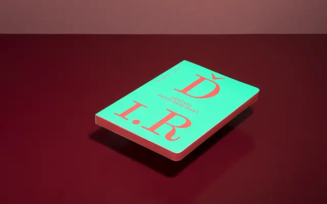 1x kniha Děvčata první republiky + poštovné