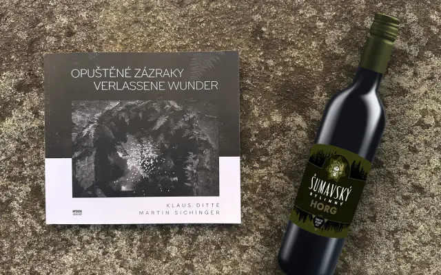 Chci knížku „Opuštěné zázraky“ s podpisem a k ní šumavský bylinný speciál Horg ● Ich will das Buch „Verlassene Wunder“ signiert und eine Flasche Böhmerwald Kräuterwein special edition „Horg“