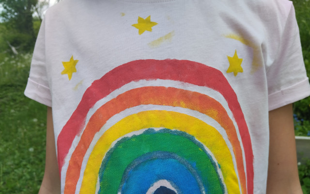 Tričko, prostírání nebo taška se vzorem "Zářivá duha"