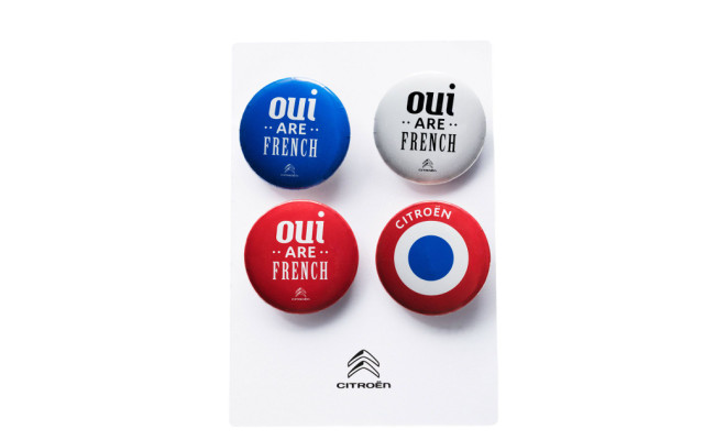 Odznáčky "OUI are french" + podepsaná památková kartička